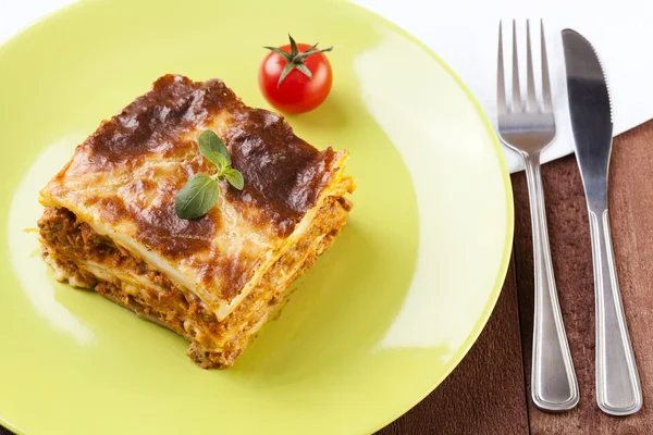 Portion leckere Lasagne auf einem Teller — Stockfoto