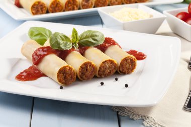 cannelloni plaka üzerinde