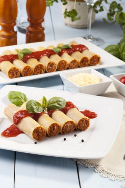 cannelloni plaka üzerinde