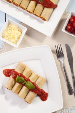 cannelloni plaka üzerinde