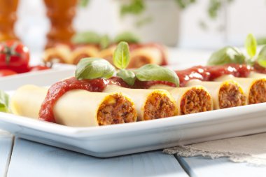 cannelloni plaka üzerinde