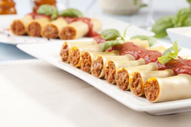 cannelloni plaka üzerinde