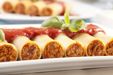 cannelloni plaka üzerinde