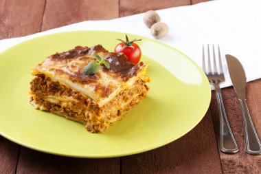 bir tabak lezzetli lazanya bölümü