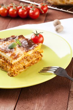 bir tabak lezzetli lazanya bölümü