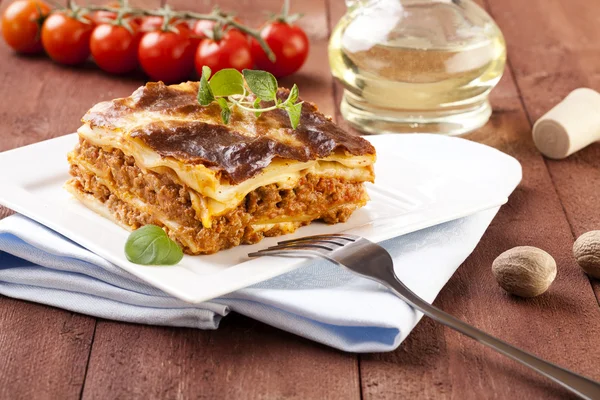 Portion de lasagnes savoureuses sur une assiette — Photo