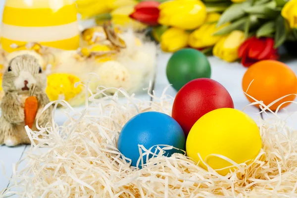 Påsk dekoration med tulip och färgade ägg — Stockfoto