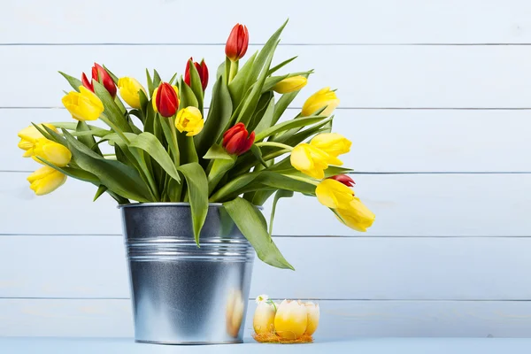 Pasen decoratie met tulip en gekleurde eieren — Stockfoto