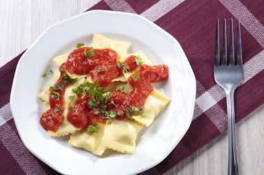 domates soslu ravioli bölümü