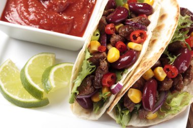 Taco sığır eti ve sebze ile