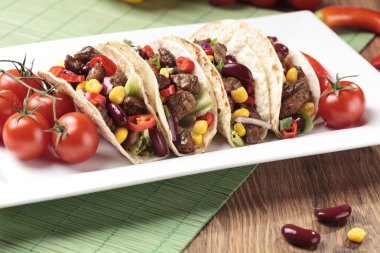 Taco sığır eti ve sebze ile