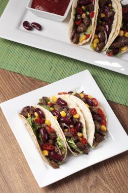 Taco sığır eti ve sebze ile