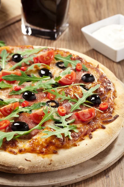 Pizza peperoni på tallrik — Stockfoto