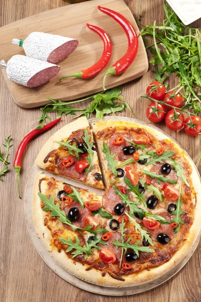 Pizza peperoni på plade - Stock-foto