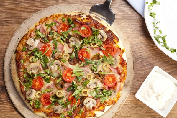 Pizza med skinka och svamp — Stockfoto