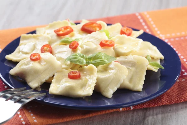 Porção de ravioli com pimenta vermelha — Fotografia de Stock