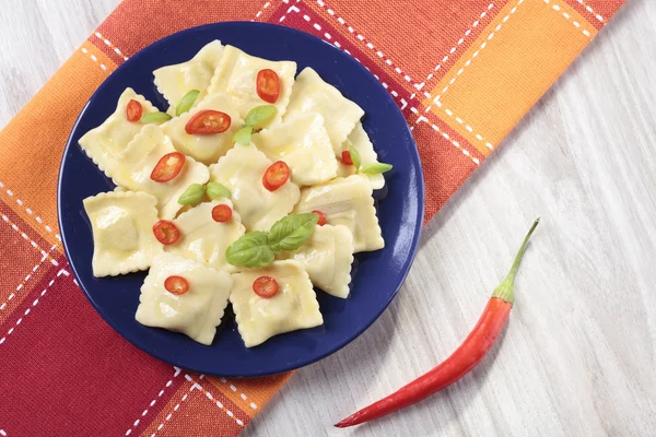 Porção de ravioli com pimenta vermelha — Fotografia de Stock