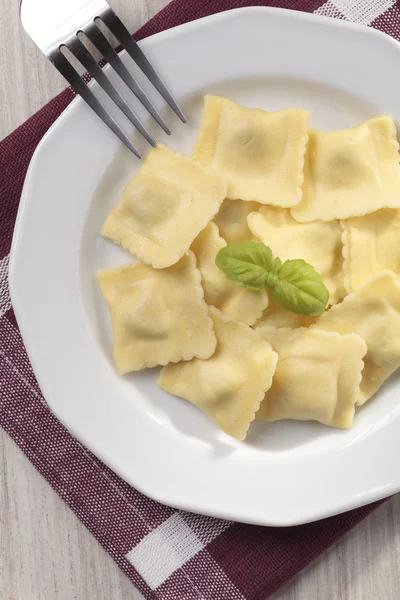 Una porción de ravioles en el plato — Foto de Stock