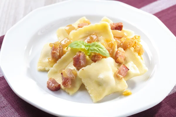 Porzione di ravioli con cipolla e pancetta — Foto Stock