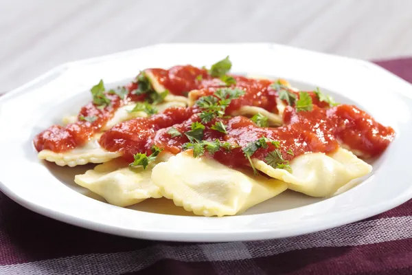 Del av ravioli med tomatsås — Stockfoto