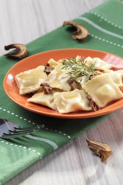 Portion Ravioli mit Pilzen und Sauerkraut — Stockfoto