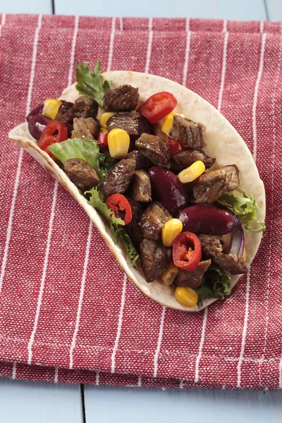 Taco with beef and vegetables — Stock Photo, Image