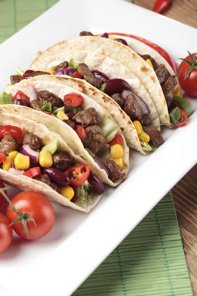 Taco mit Rindfleisch und Gemüse — Stockfoto