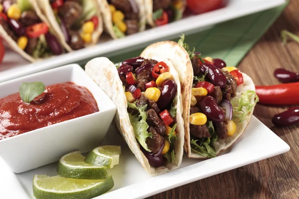 Taco with beef and vegetables — Stock Photo, Image