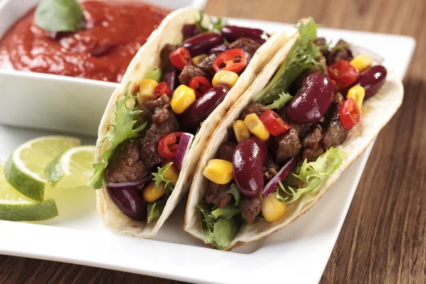 Taco with beef and vegetables — Stock Photo, Image