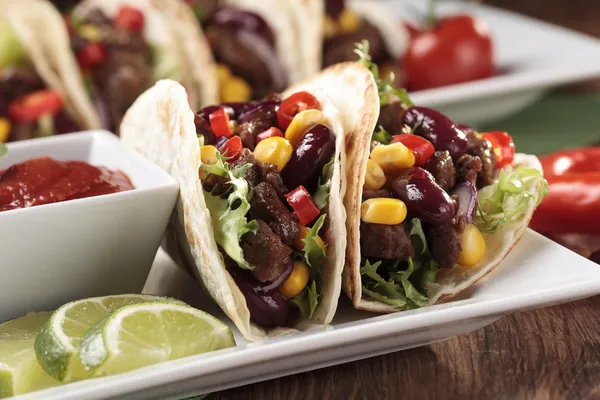 Taco with beef and vegetables — Stock Photo, Image