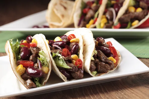 Taco sığır eti ve sebze ile