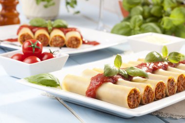 cannelloni plaka üzerinde