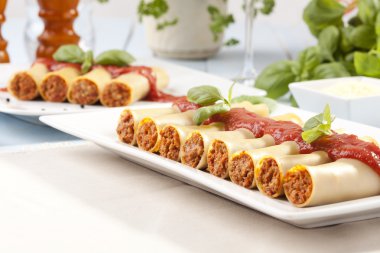 cannelloni plaka üzerinde