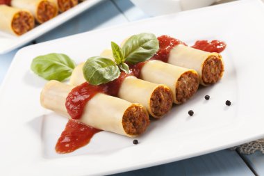 cannelloni plaka üzerinde
