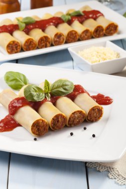 cannelloni plaka üzerinde