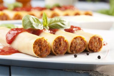 cannelloni plaka üzerinde