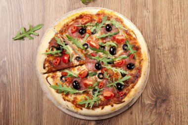 Pizza peperoni plaka üzerinde