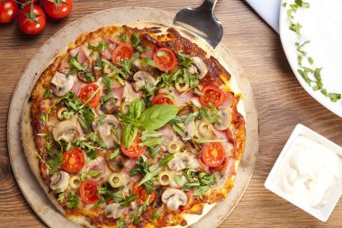 Jambonlu ve mantarlı pizza.