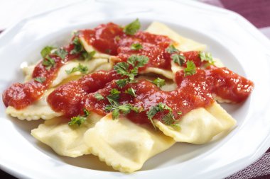 domates soslu ravioli bölümü