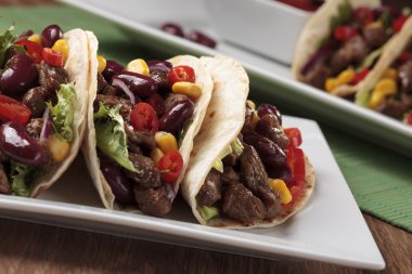 Taco sığır eti ve sebze ile