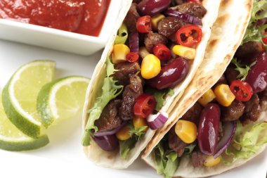 Taco sığır eti ve sebze ile