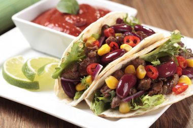Taco sığır eti ve sebze ile