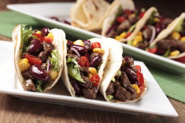Taco sığır eti ve sebze ile