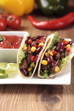Taco sığır eti ve sebze ile