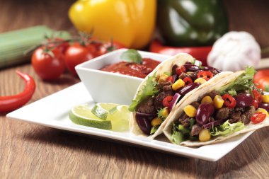 Taco sığır eti ve sebze ile