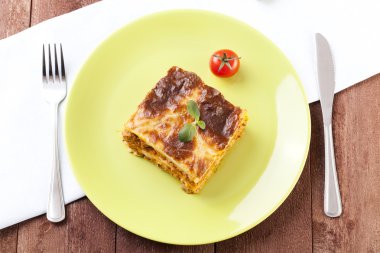 bir tabak lezzetli lazanya bölümü 