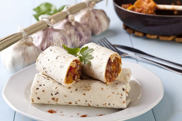 Burritos αναδιπλώνεται με κρέας φασόλια και λαχανικά — Φωτογραφία Αρχείου