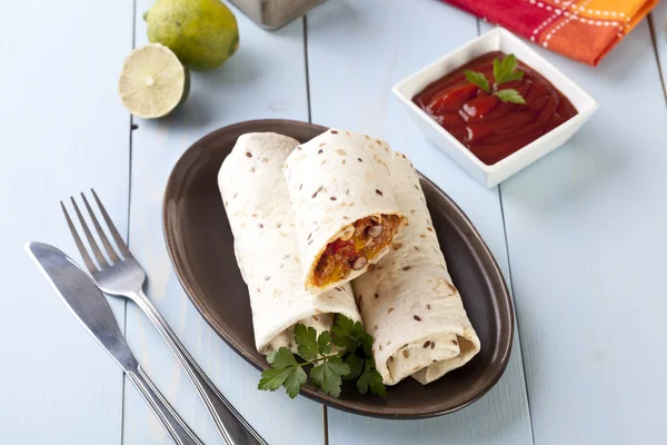 Burritos envolve com feijão de carne e legumes — Fotografia de Stock