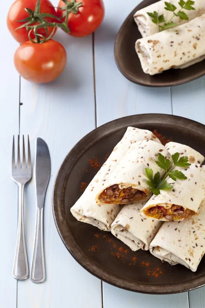 Burritos envueltos con frijoles de carne y verduras —  Fotos de Stock