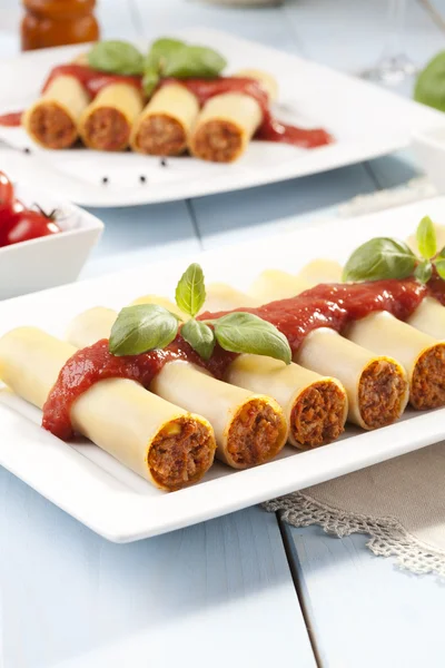 Cannelloni på tallrik — Stockfoto